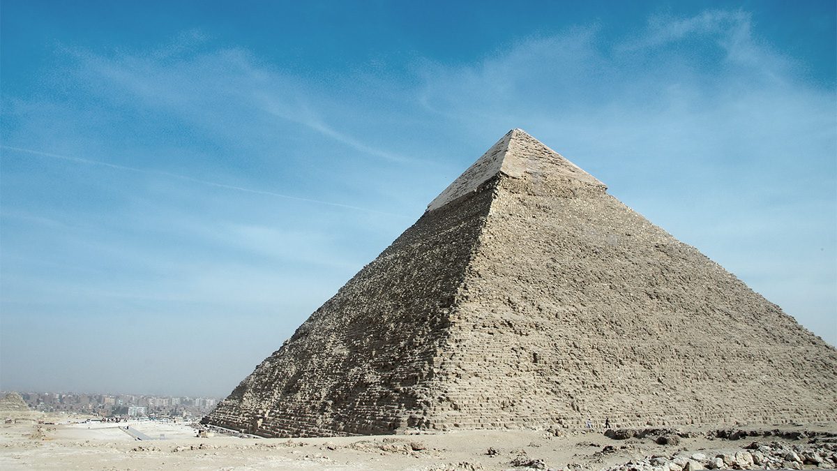 Precisión geométrica de la Gran Pirámide de Giza vista desde la base