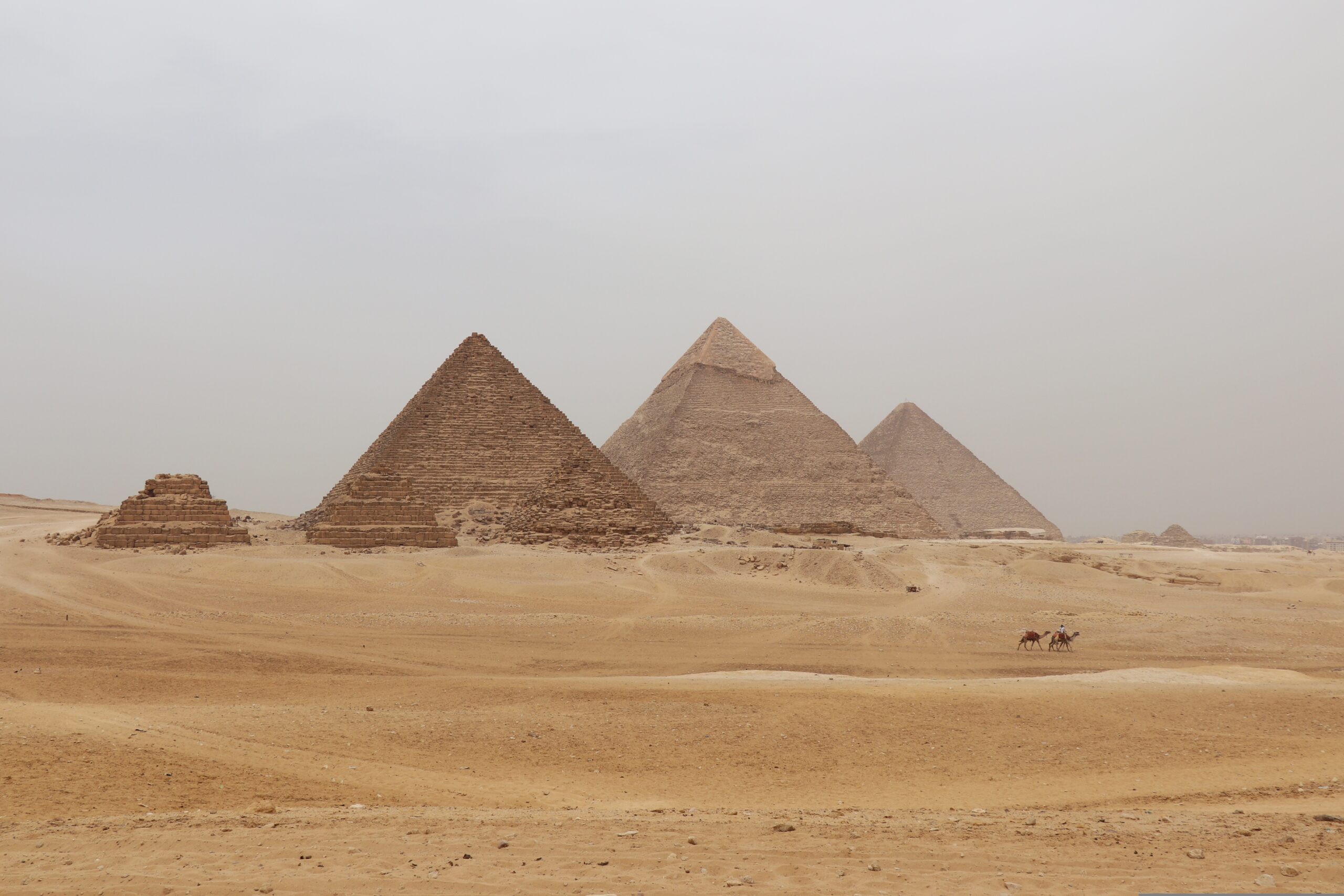 Vista frontal de la Gran Pirámide de Giza bajo el cielo del desierto egipcio