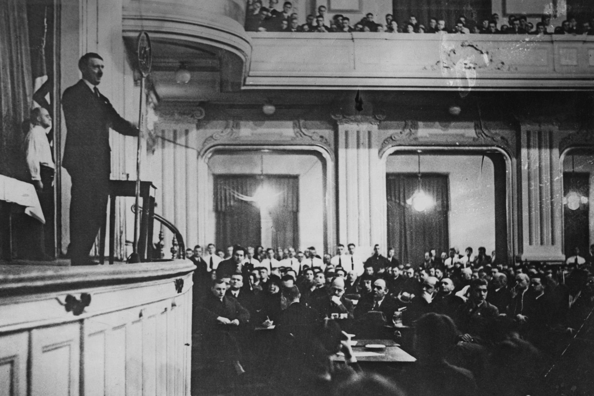 Adolf Hitler durante un discurso en Berlín en 1930 ante simpatizantes del partido nazi