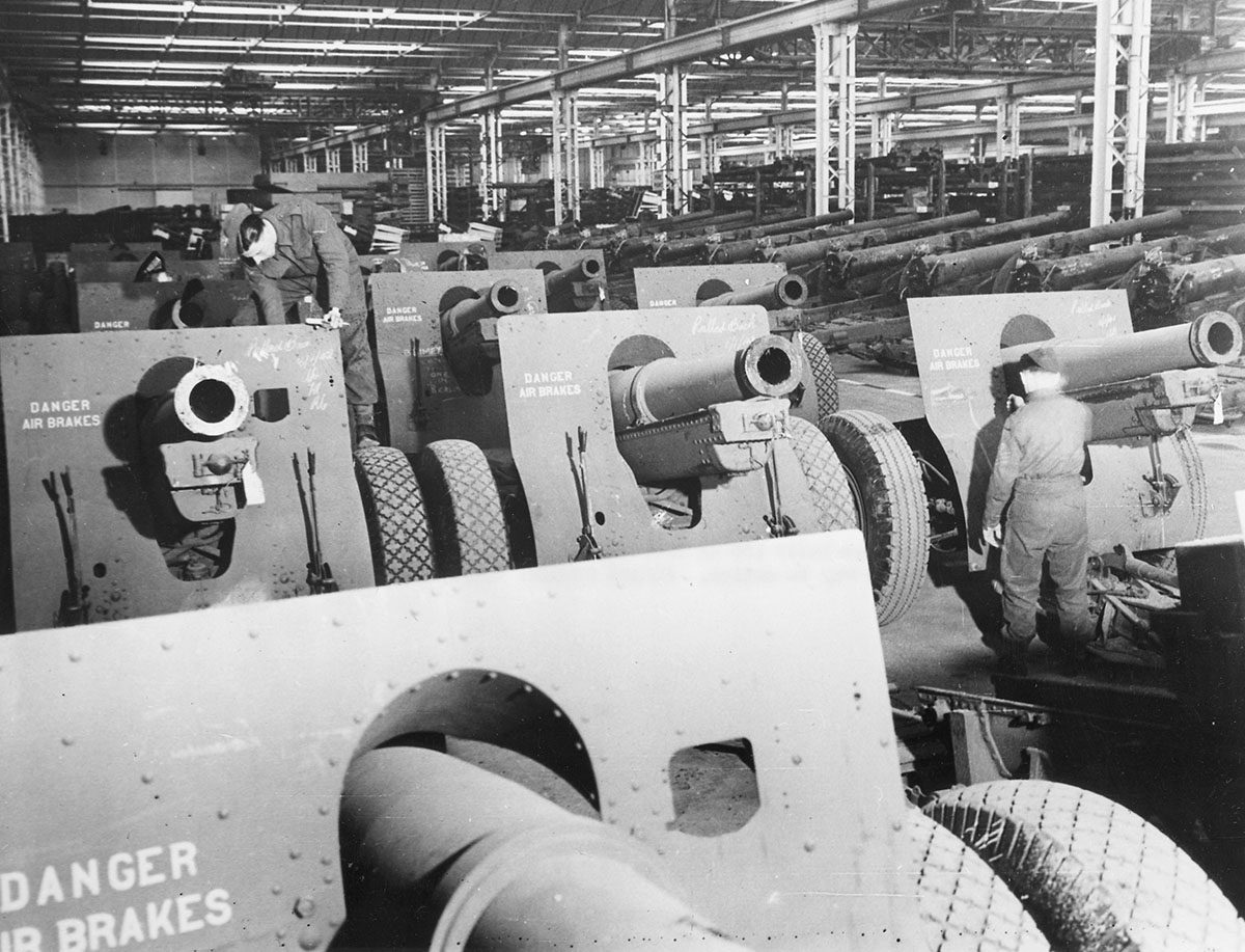 Filas de obuses de 155 mm fabricados en Estados Unidos almacenados en un depósito militar británico.