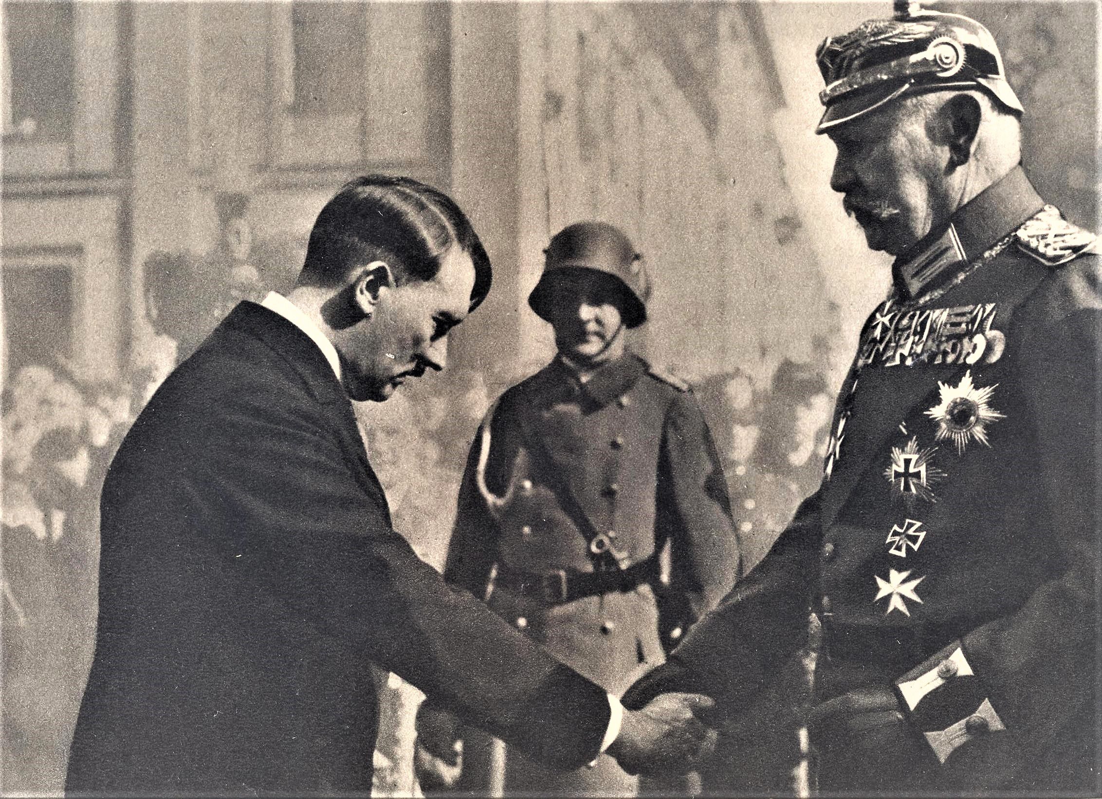 Adolf Hitler inclinado saludando al presidente Paul von Hindenburg en Potsdam, 1933.