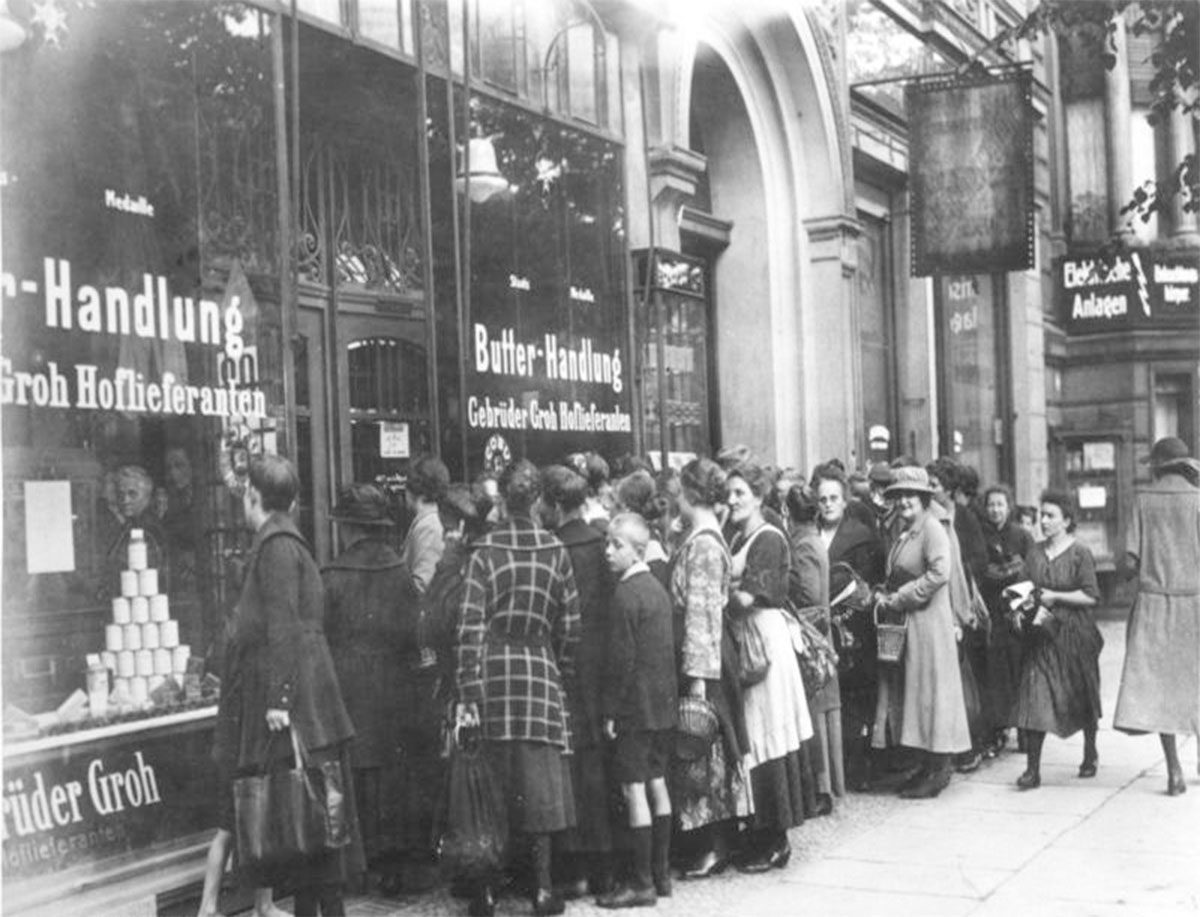 Fila de ciudadanos en Berlín durante la crisis económica de la República de Weimar en 1923