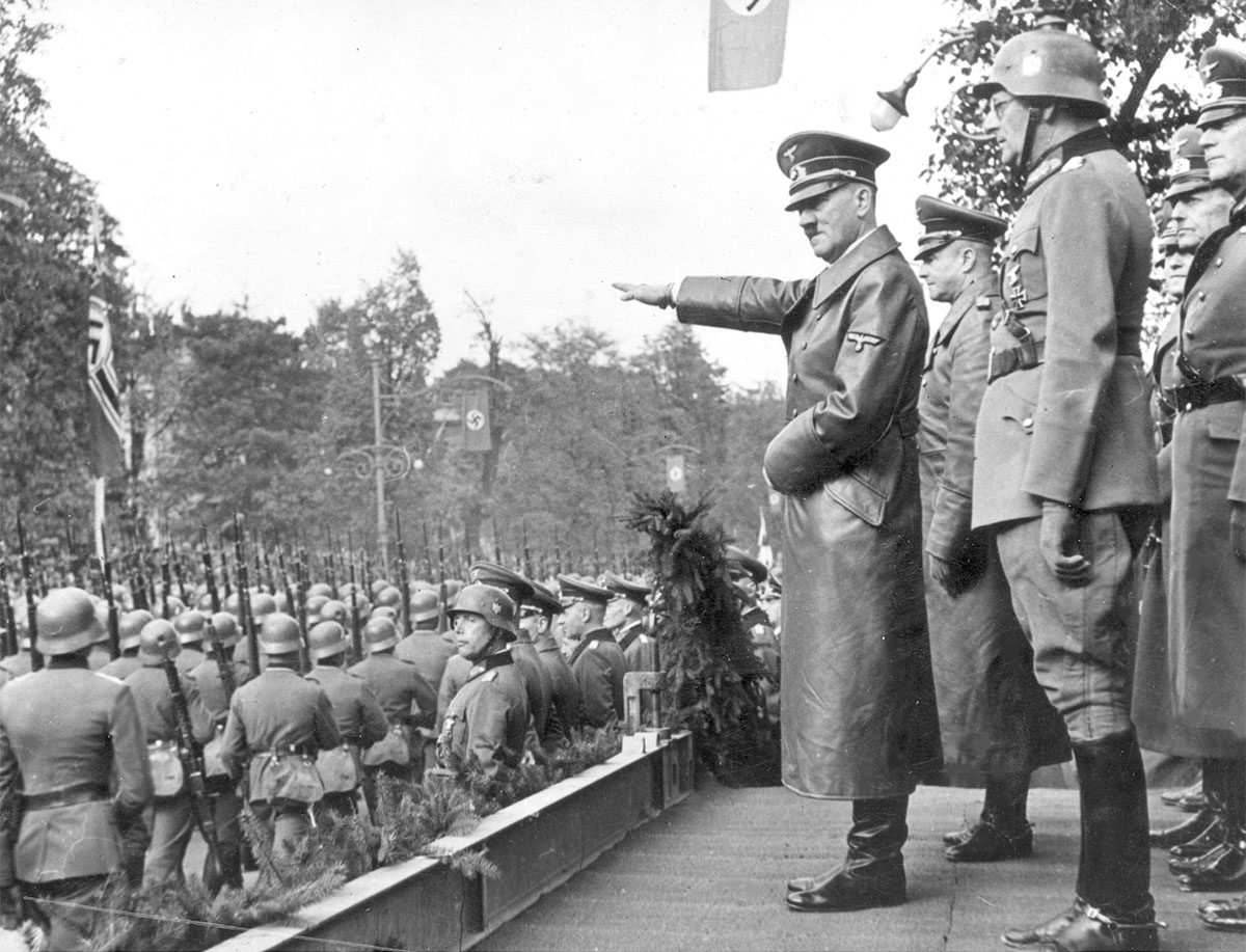 Adolf Hitler saludando a una formación de tropas alemanas en marcha durante un desfile militar en Varsovia tras la ocupación.