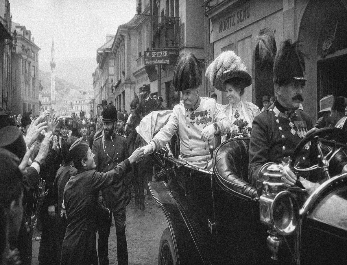 Francisco Fernando en automóvil durante su visita a Sarajevo antes del atentado de 1914