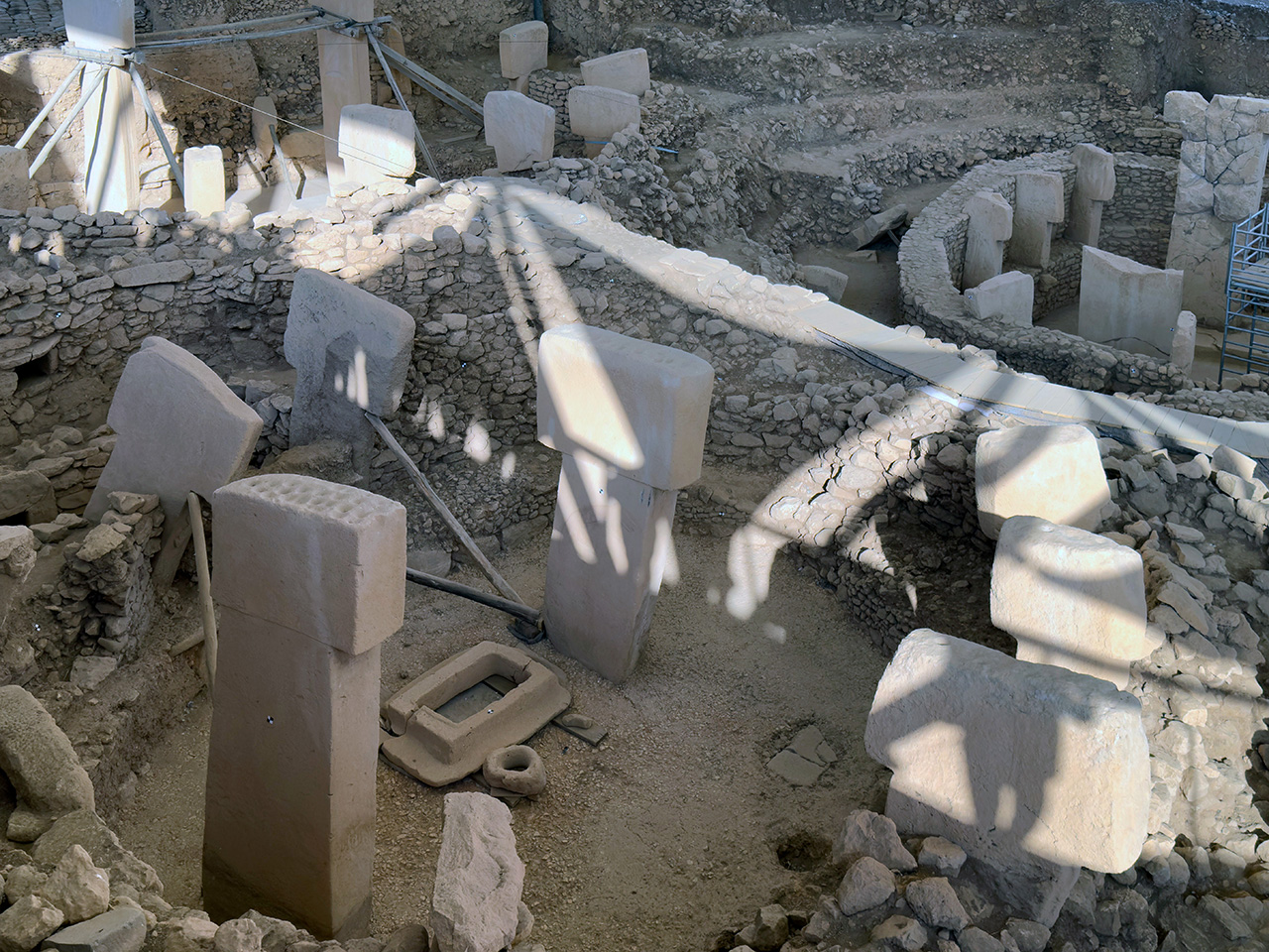 Vista aérea de las estructuras circulares con pilares de piedra en forma de T en el yacimiento arqueológico de Göbekli Tepe.
