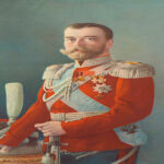 Pintura histórica de Nicolás II de Rusia vistiendo un uniforme militar rojo con medallas, charreteras y una banda azul cruzada sobre el pecho.