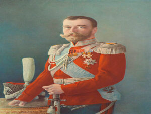 Pintura histórica de Nicolás II de Rusia vistiendo un uniforme militar rojo con medallas, charreteras y una banda azul cruzada sobre el pecho.