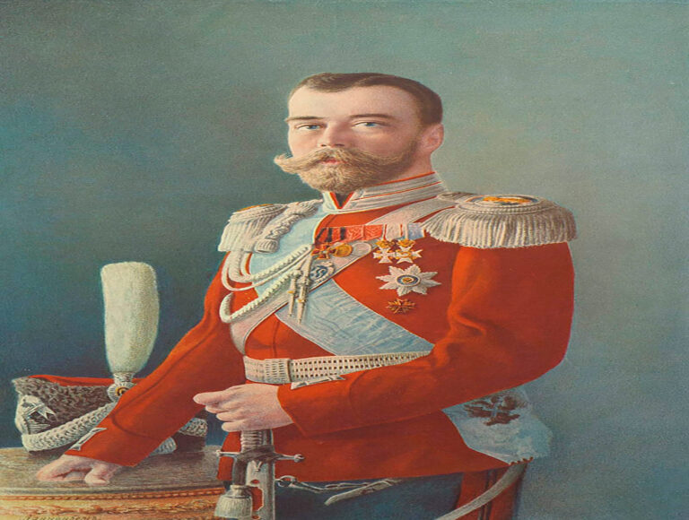 Pintura histórica de Nicolás II de Rusia vistiendo un uniforme militar rojo con medallas, charreteras y una banda azul cruzada sobre el pecho.